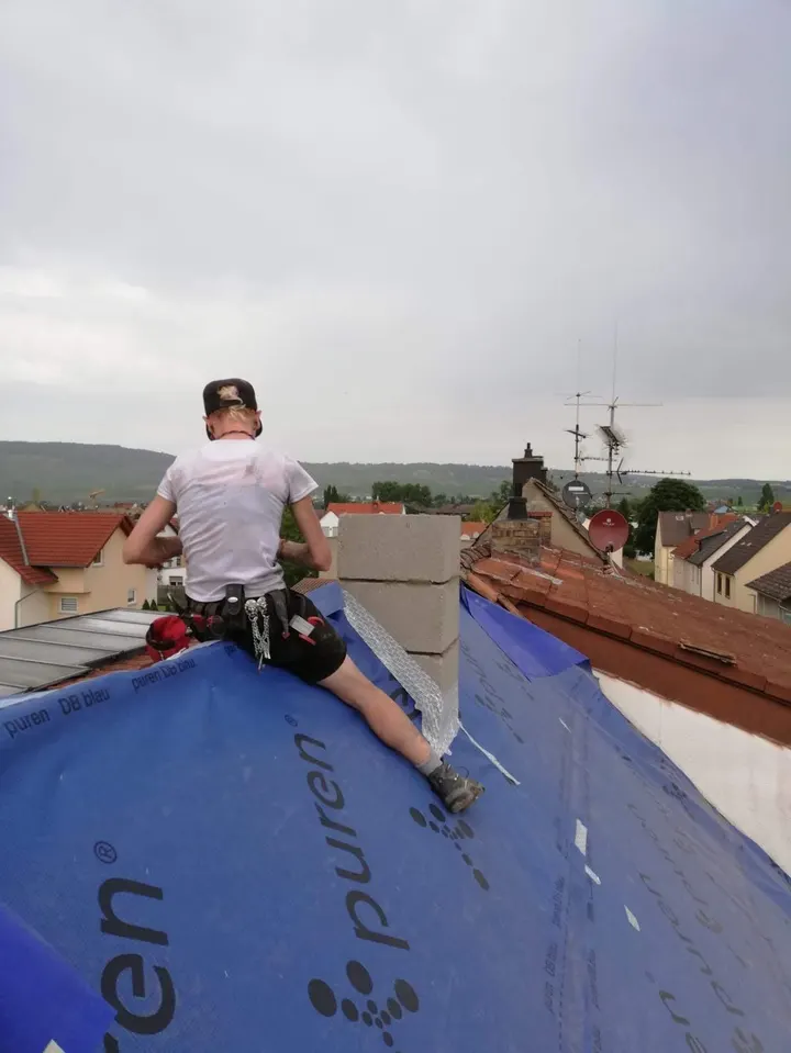 Unterspannbahn am Kamin angeschlossen